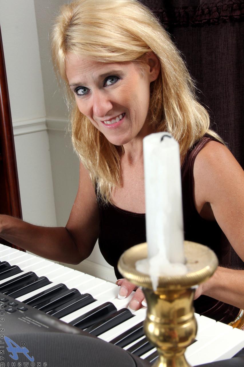 20P La juguetona profesora de piano madura Skowshi se desnuda y se mete los dedos en su hambriento coño