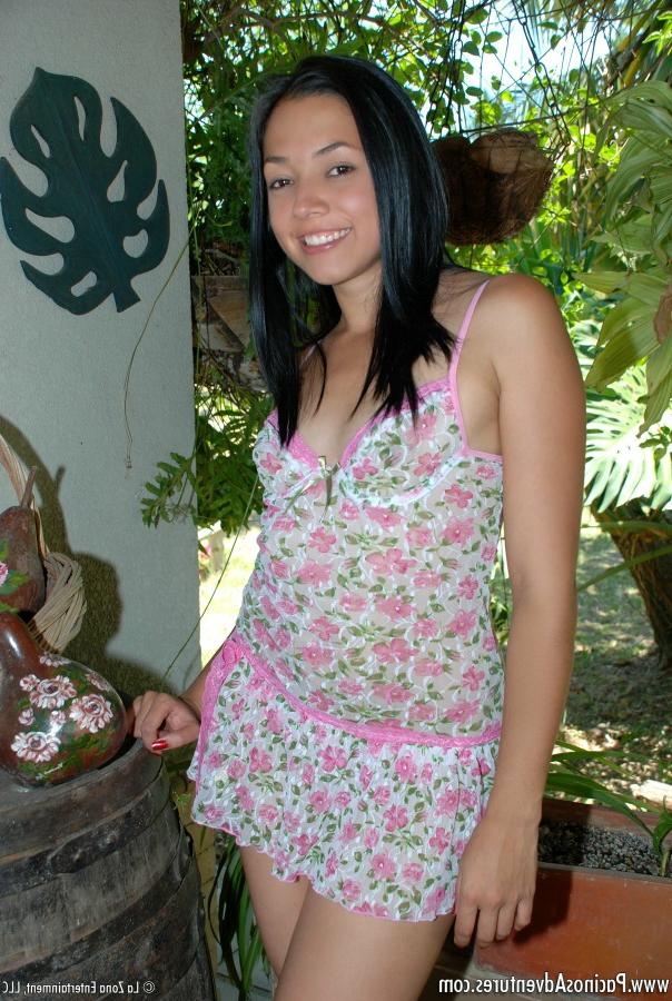 13P Die Latina-Amateurin Ana Sofia zieht ihr Höschen aus und beginnt zu masturbieren