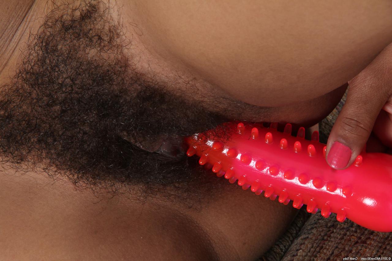 20P La charmante MILF ébène Theresa Long joue avec son castor poilu en solo.