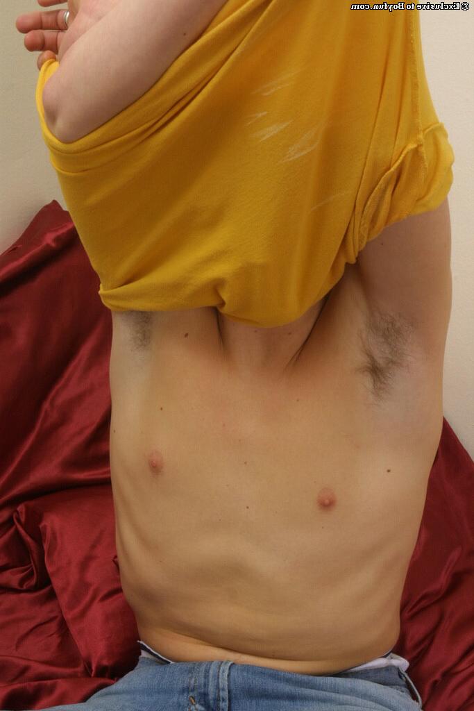 20P A atraente loira gay Brent mostra sua bunda grande e brinca com seu pau sem cortes