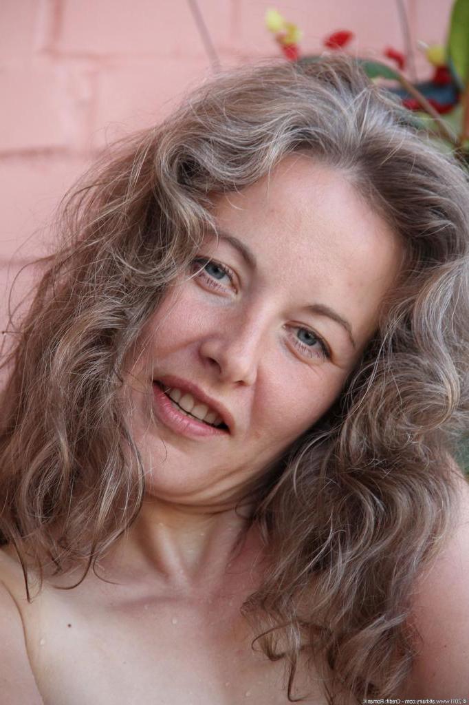 20P A vovó alta e caucasiana Olga derrama água em todos os seios e toca seu pedaço