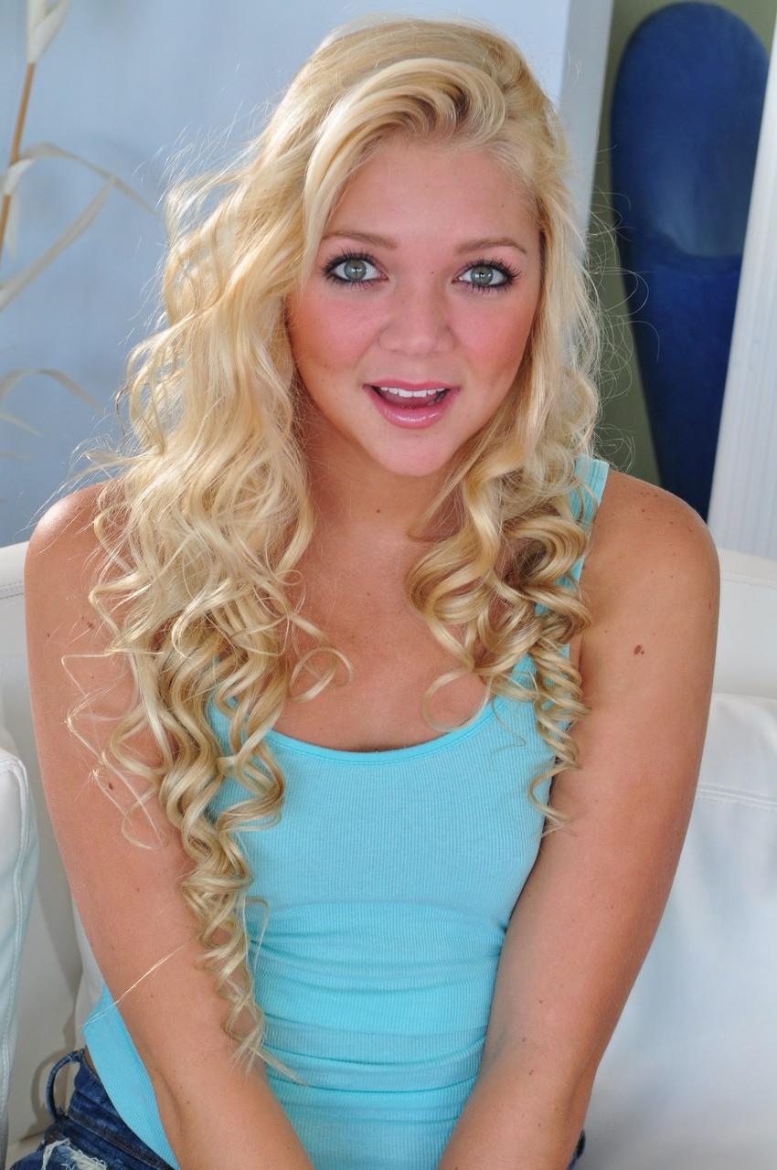 17P La douce blonde aux yeux brillants Jessie Andrews révèle ses seins en étain et écarte sa chatte d'adolescente.