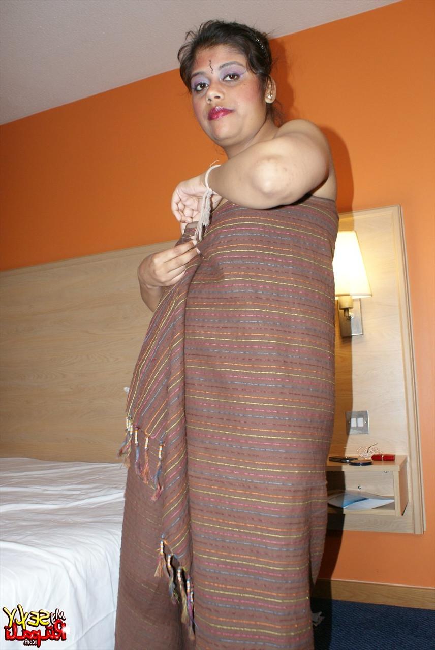 15P A linda mulher indiana Rupali exibe seu corpo rechonchudo em cima da cama de um quarto de hotel