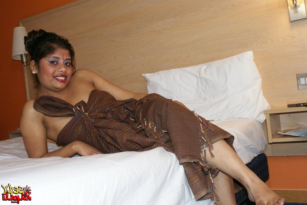 15P A linda mulher indiana Rupali exibe seu corpo rechonchudo em cima da cama de um quarto de hotel