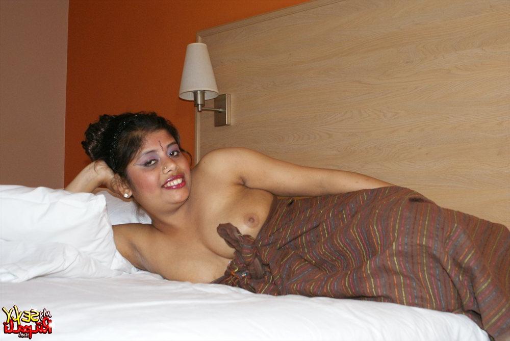 15P A linda mulher indiana Rupali exibe seu corpo rechonchudo em cima da cama de um quarto de hotel