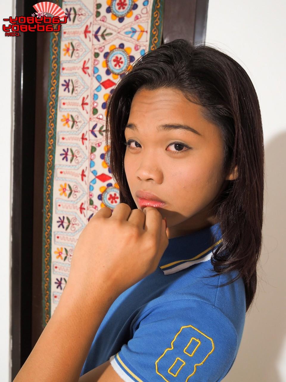 16P La petite transexuelle asiatique Sarina se déshabille et exhibe son gros cul et sa bite bien dure.