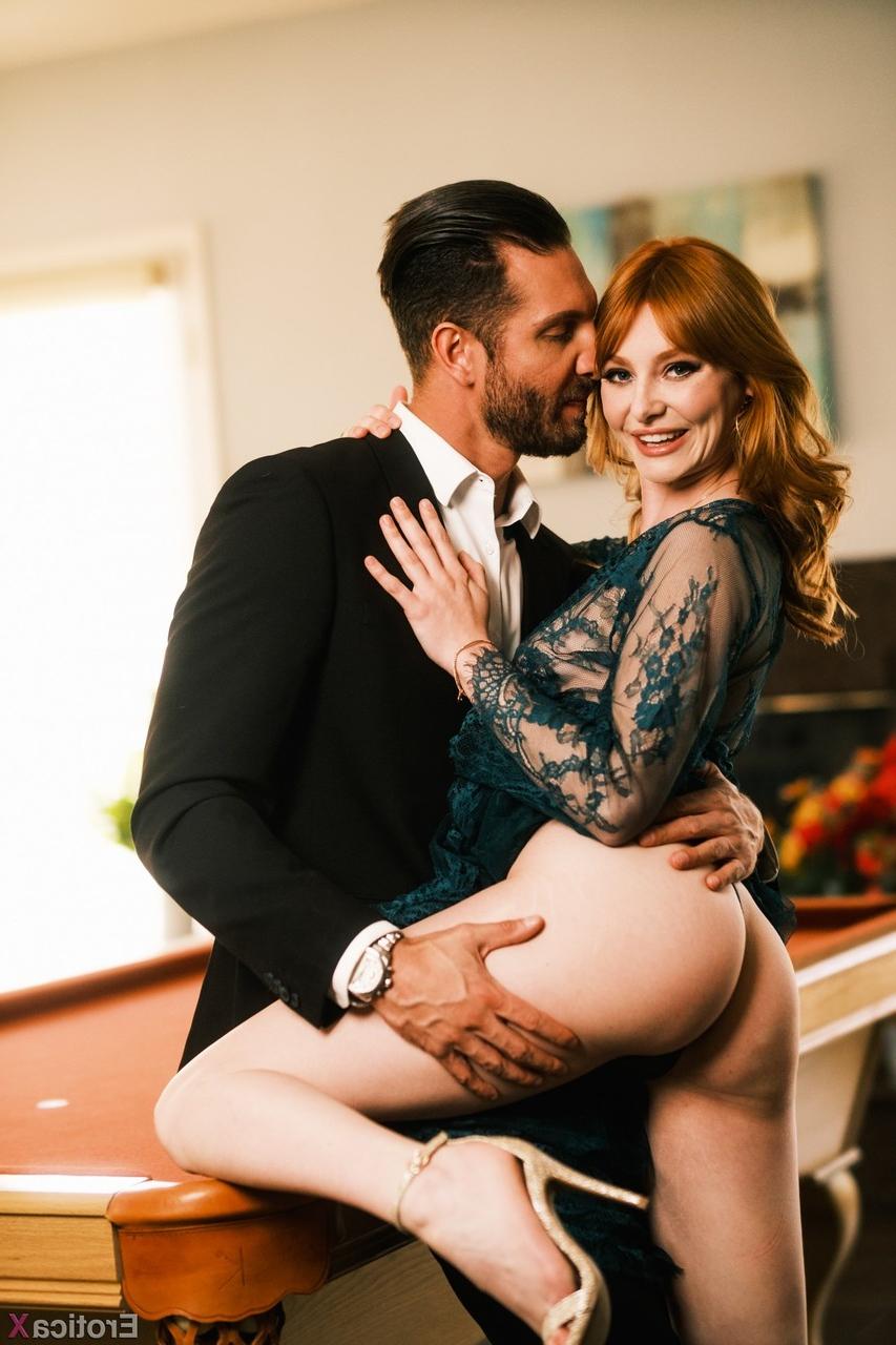 20P La glamorosa pelirroja Lacy Lennon monta una gran polla después de lamer el coño