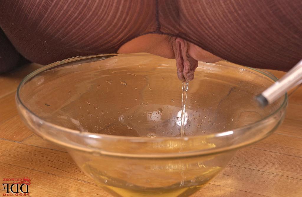 16P La chica caliente Sandy mea en un plato de cristal con un body sin entrepierna