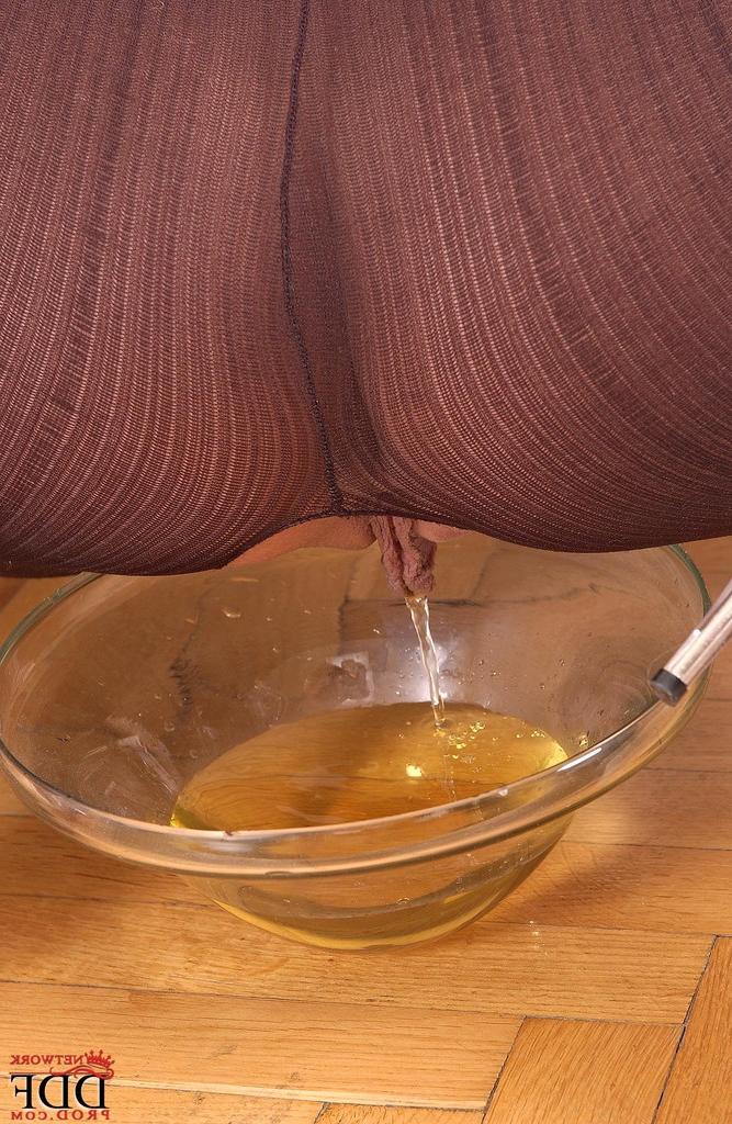 16P La chica caliente Sandy mea en un plato de cristal con un body sin entrepierna