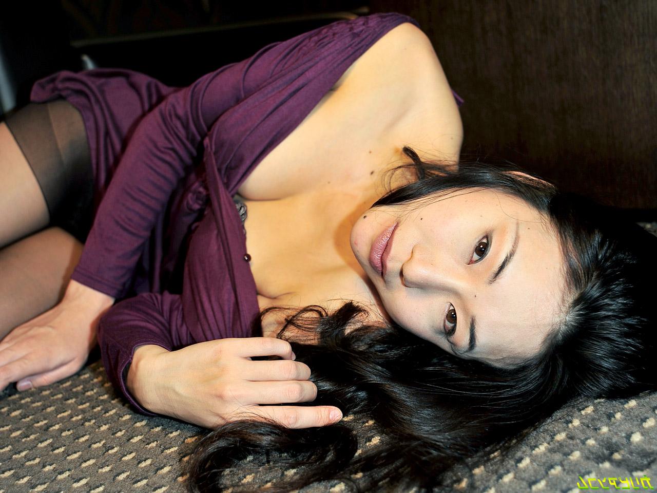 9P La demoiselle japonaise Miho Wakabayashi expose sa chatte poilue et ses jolis seins.