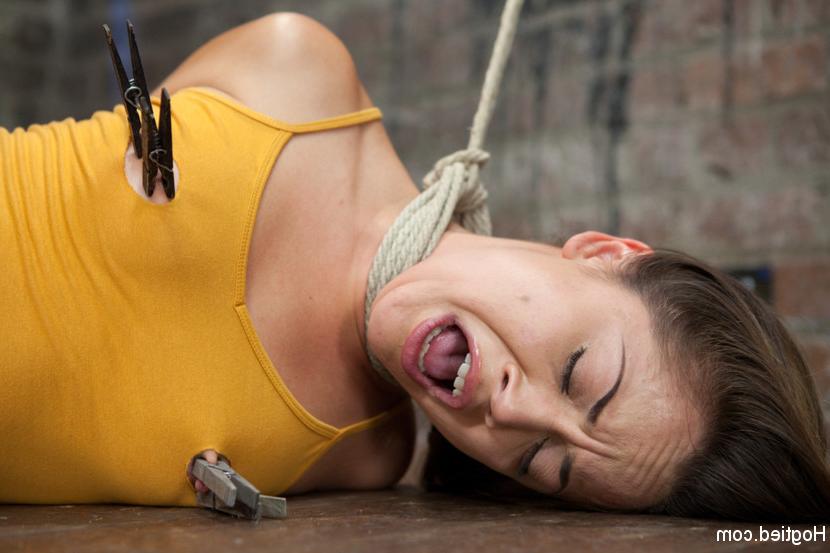 13P Dulce chica se encuentra amordazada mientras la masturban en bondage