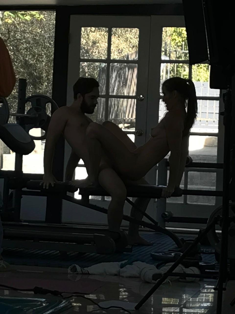 20P Die freche Teenagerin Chloe Temple genießt wilden Sex im Fitnessstudio, während ihr Cuckold filmt