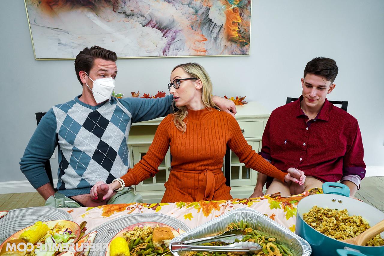 20P Crystal Clark und ihre Stieftochter Natalie Brooks ficken bei einer Thanksgiving-Orgie