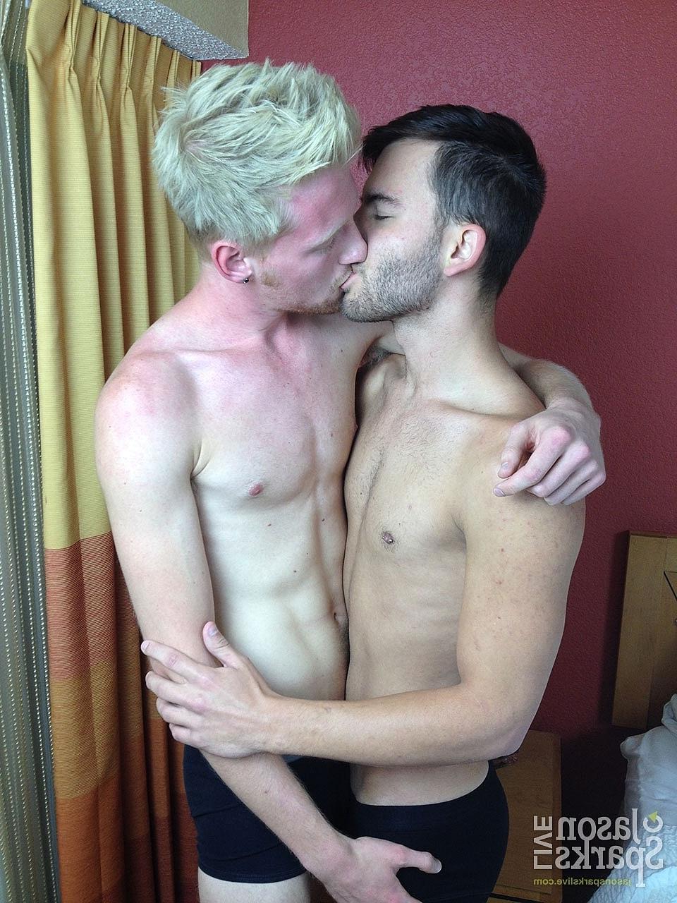 20P O loiro gay Anton Dahl leva uma surra do jovem Declan McClain