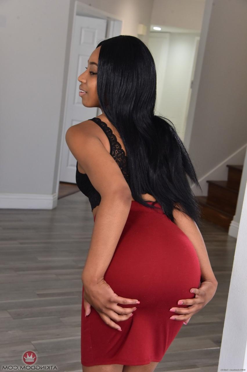 20P Gata americana com peitos pequenos Lala Ivey revela todo o seu corpo em um solo