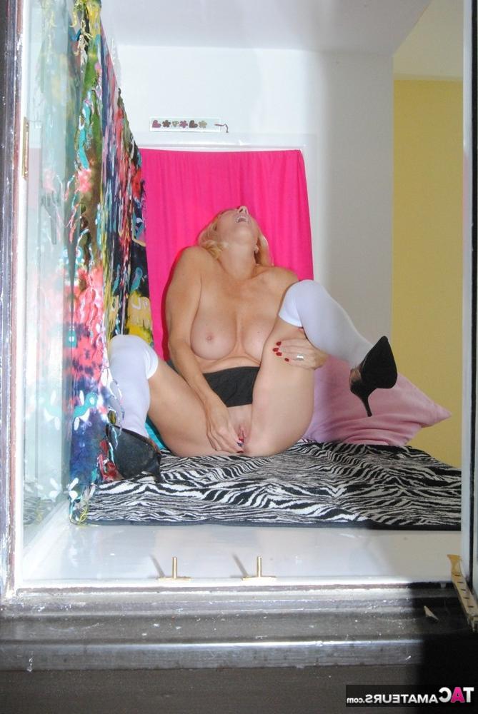 17P Mais de 30 loira Molly MILF lambe um brinquedo sexual depois que ele estava em sua vagina raspada