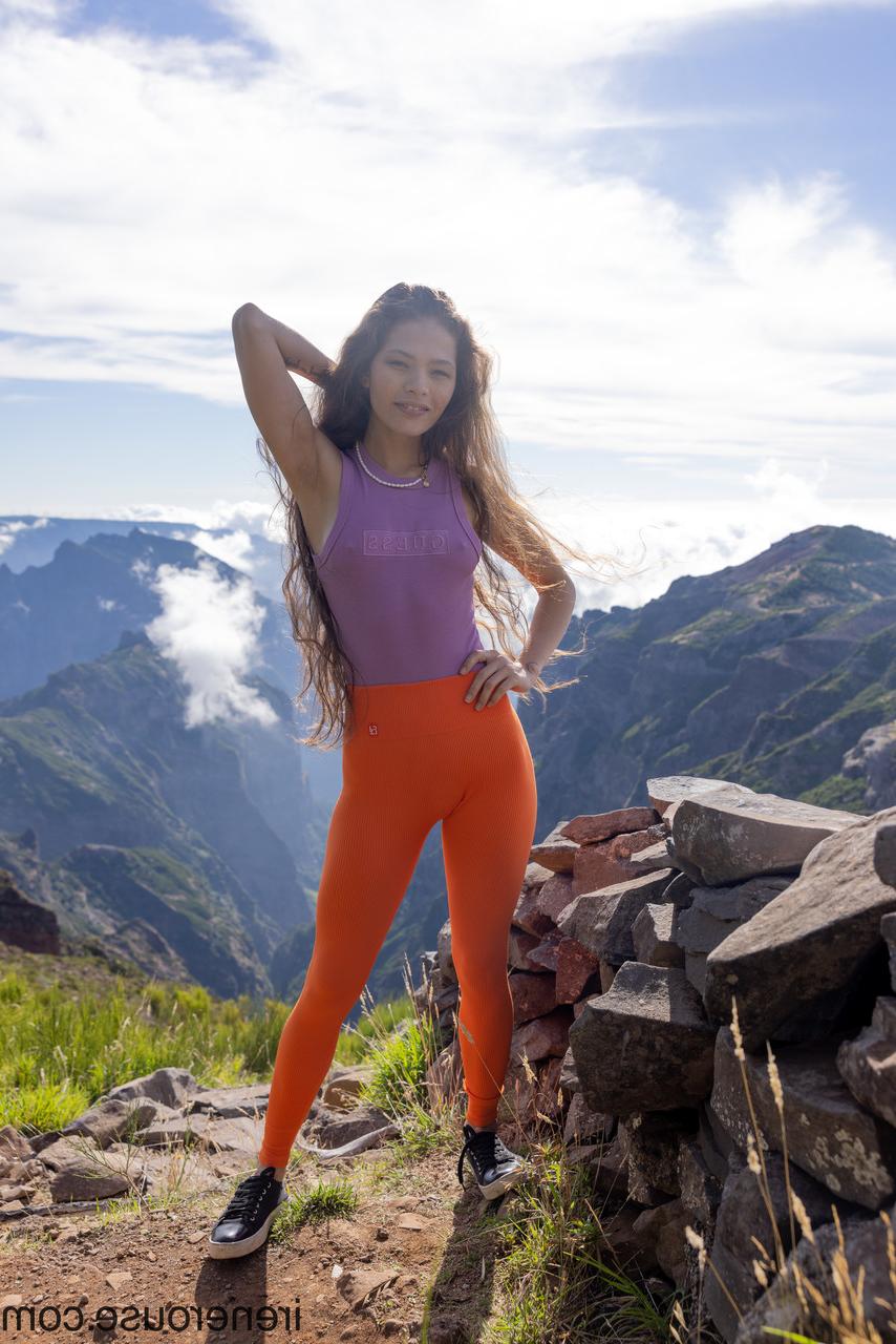 15P Die Latina Irene Rouse posiert in ihrer Yogahose und ihrem Yoga-Shirt auf einem Bergoberteil