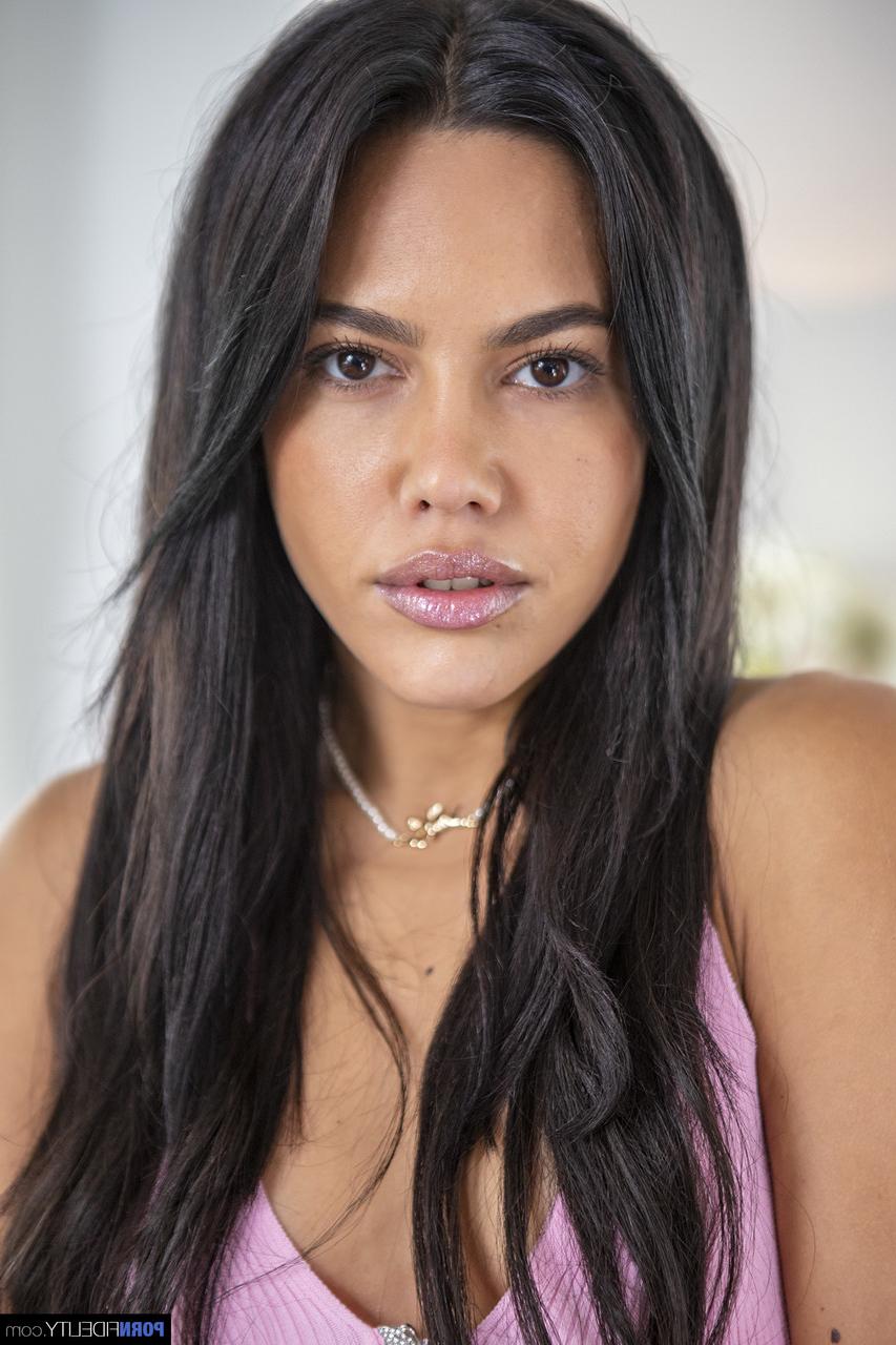 20P A linda gata Apolonia Lapiedra mostra seu corpo incrível e posa nua