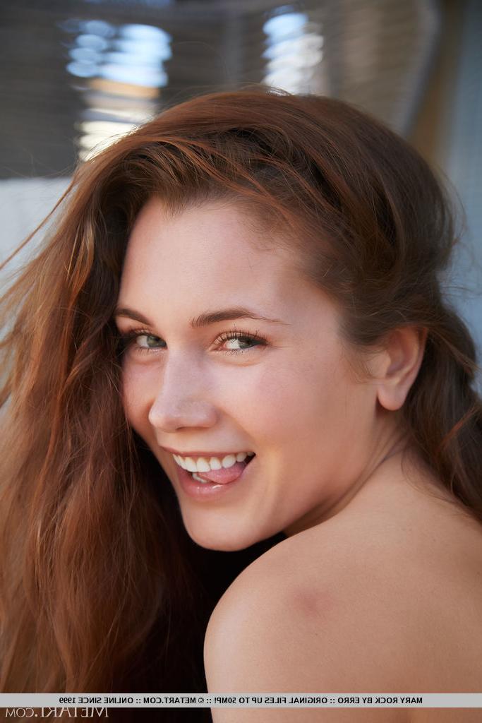 18P A bela adolescente Mary Rock modela totalmente nua de maneira confiante em um pátio
