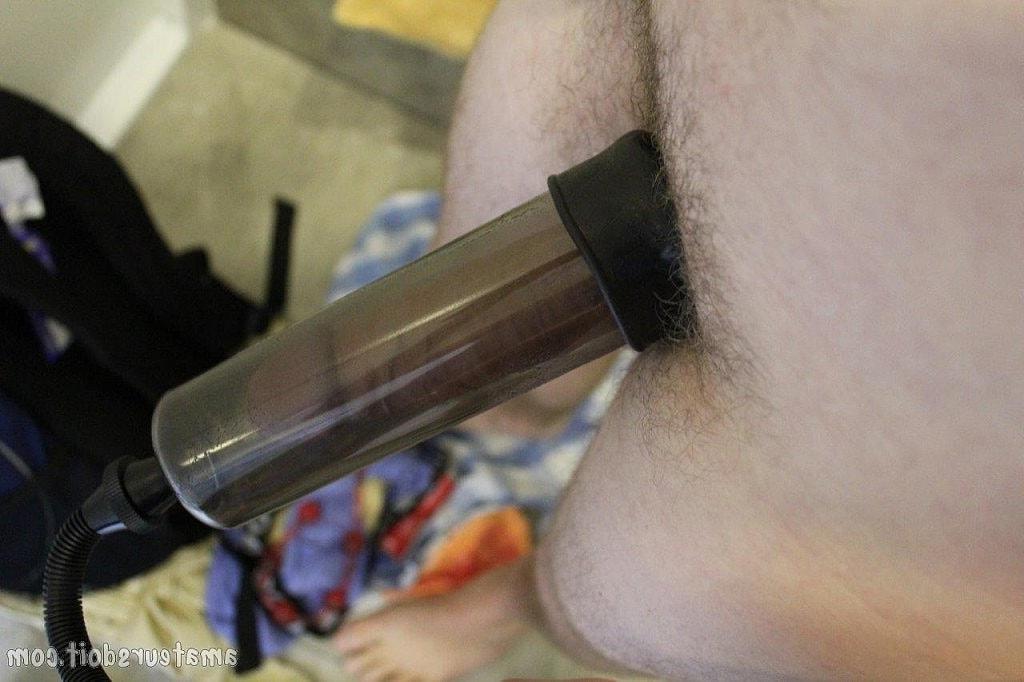 20P Der dünne, schwule Nerd Azz Pump zieht sich im Badezimmer aus und masturbiert