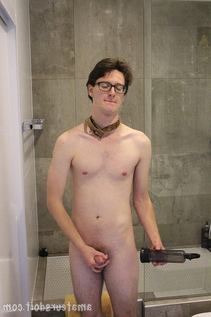 20P Der dünne, schwule Nerd Azz Pump zieht sich im Badezimmer aus und masturbiert