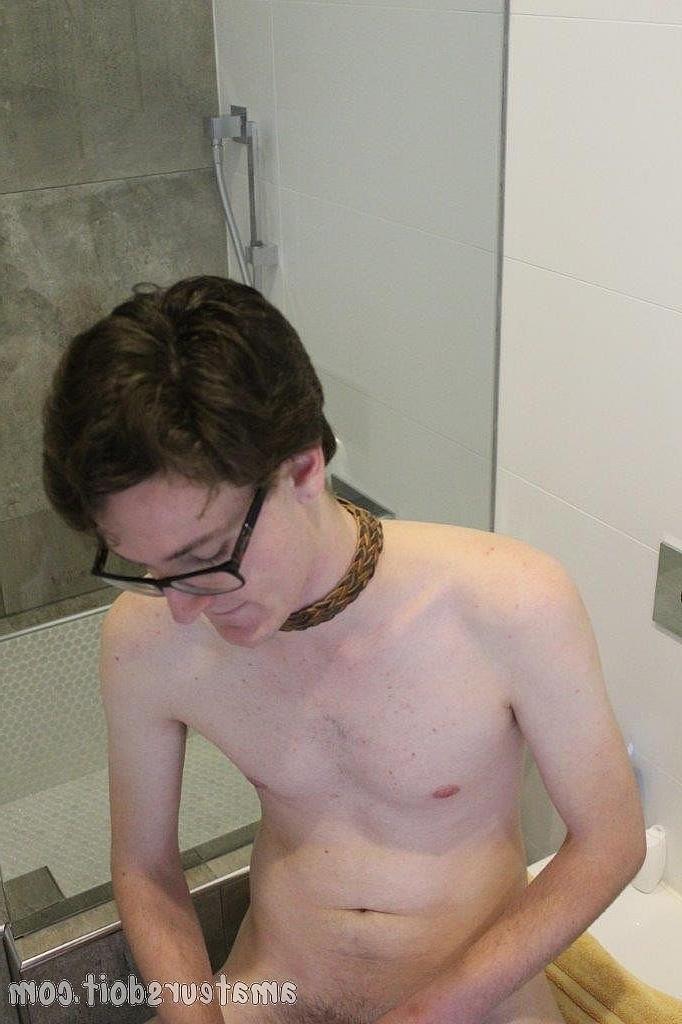 20P Der dünne, schwule Nerd Azz Pump zieht sich im Badezimmer aus und masturbiert