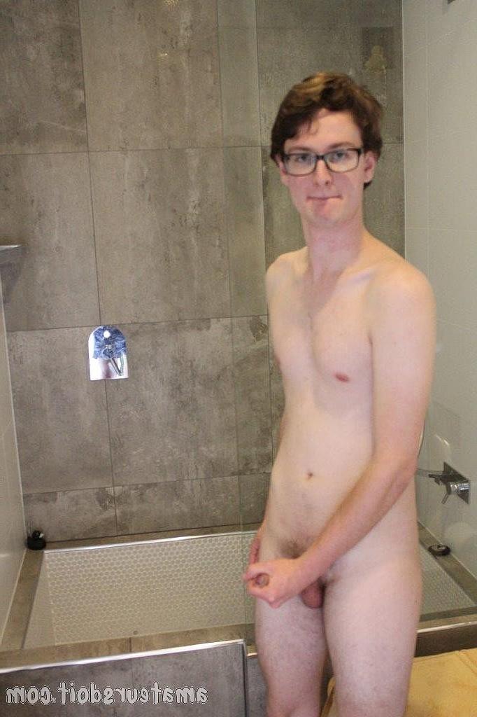 20P Der dünne, schwule Nerd Azz Pump zieht sich im Badezimmer aus und masturbiert