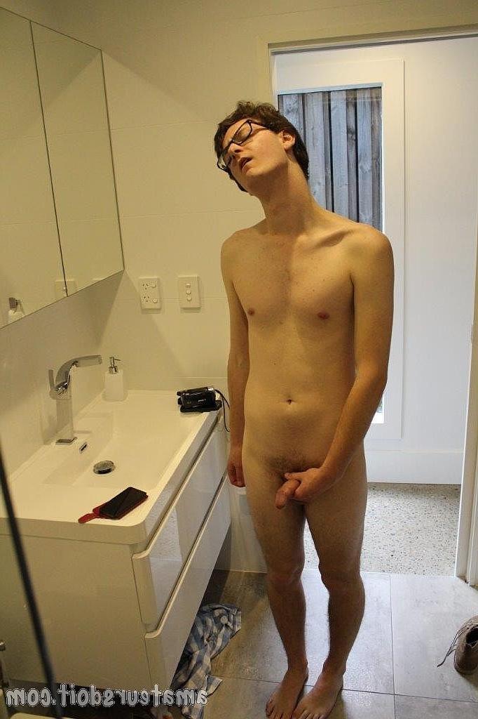 20P Der dünne, schwule Nerd Azz Pump zieht sich im Badezimmer aus und masturbiert