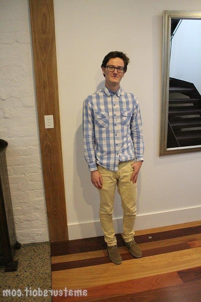 20P Der dünne, schwule Nerd Azz Pump zieht sich im Badezimmer aus und masturbiert