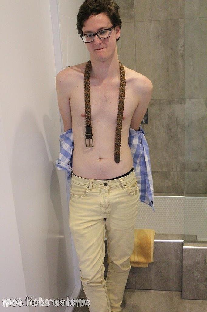 20P Der dünne, schwule Nerd Azz Pump zieht sich im Badezimmer aus und masturbiert