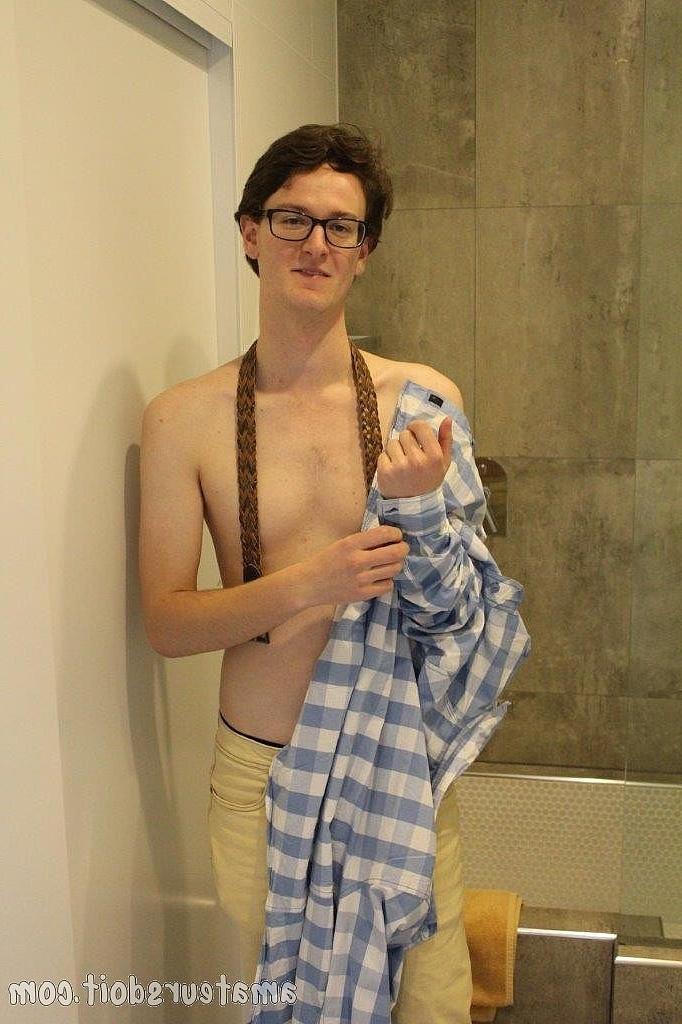 20P Der dünne, schwule Nerd Azz Pump zieht sich im Badezimmer aus und masturbiert