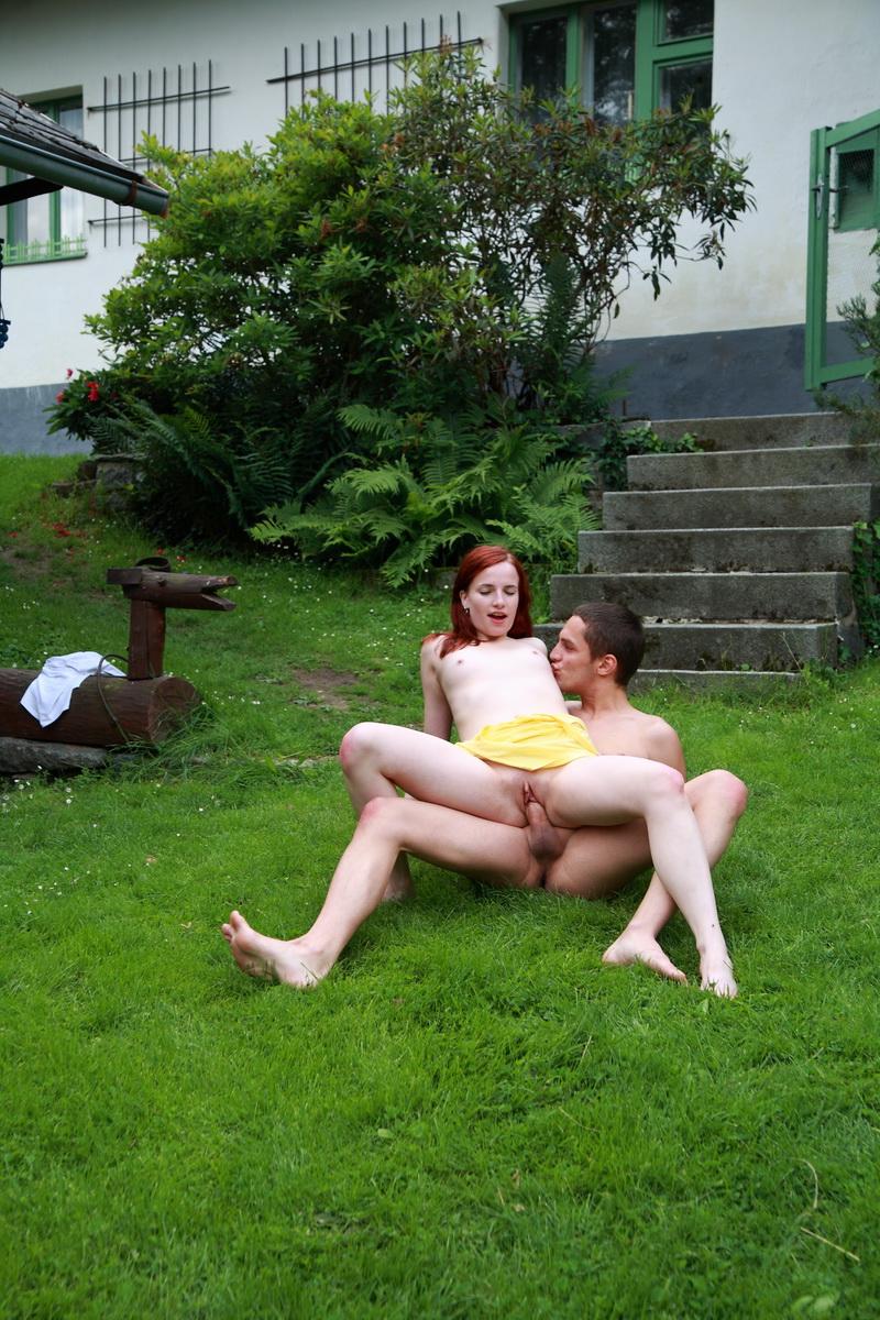15P Une adolescente rousse pâle a des relations sexuelles dans un jardin avec son petit ami