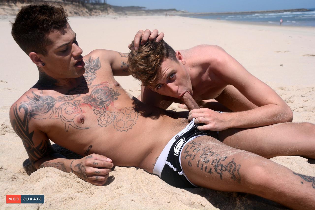 20P Die verspielten Twinks Louis Blakeson und Mickey Taylor blasen sich am Strand gegenseitig einen