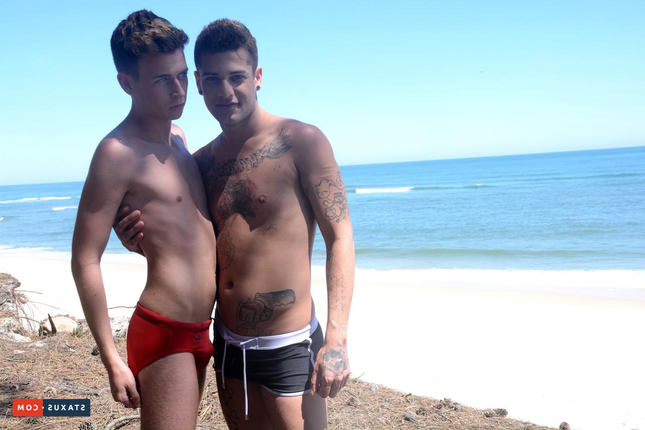 20P Die verspielten Twinks Louis Blakeson und Mickey Taylor blasen sich am Strand gegenseitig einen