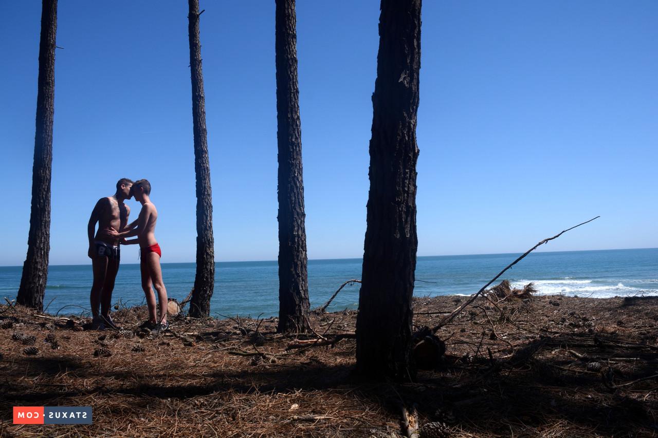 20P Die verspielten Twinks Louis Blakeson und Mickey Taylor blasen sich am Strand gegenseitig einen