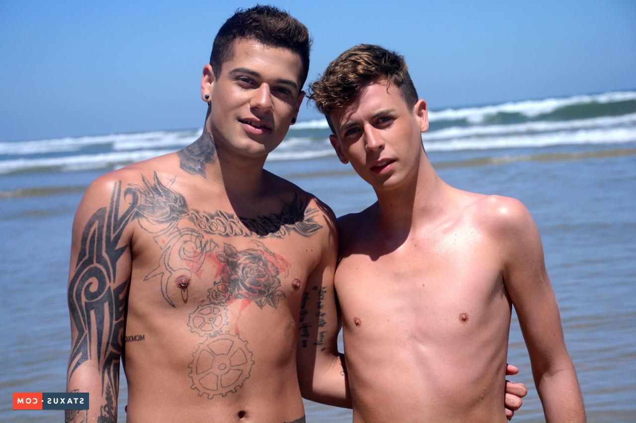 20P Die verspielten Twinks Louis Blakeson und Mickey Taylor blasen sich am Strand gegenseitig einen