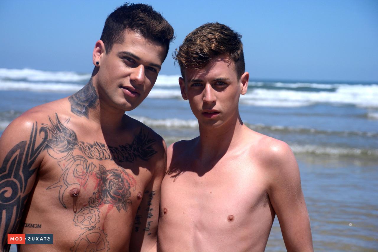 20P Die verspielten Twinks Louis Blakeson und Mickey Taylor blasen sich am Strand gegenseitig einen