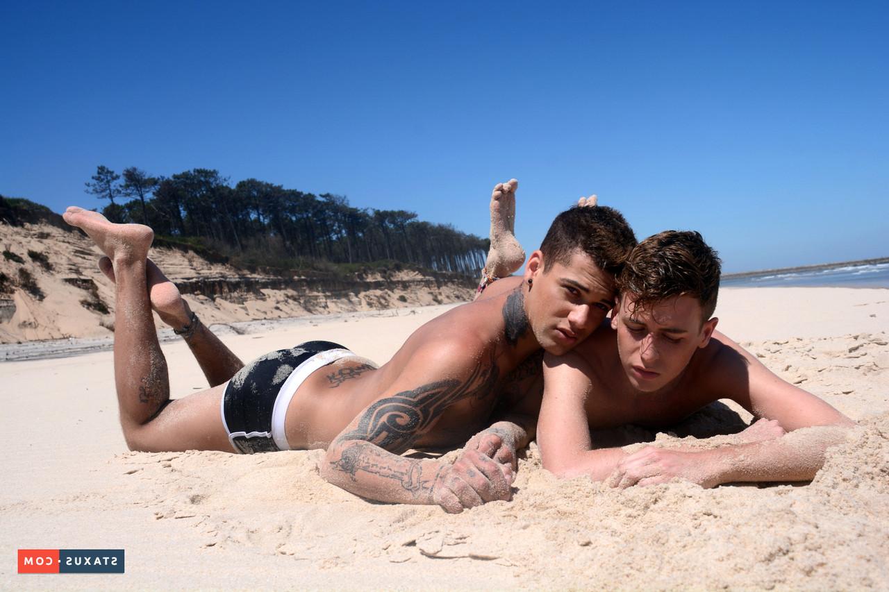 20P Die verspielten Twinks Louis Blakeson und Mickey Taylor blasen sich am Strand gegenseitig einen