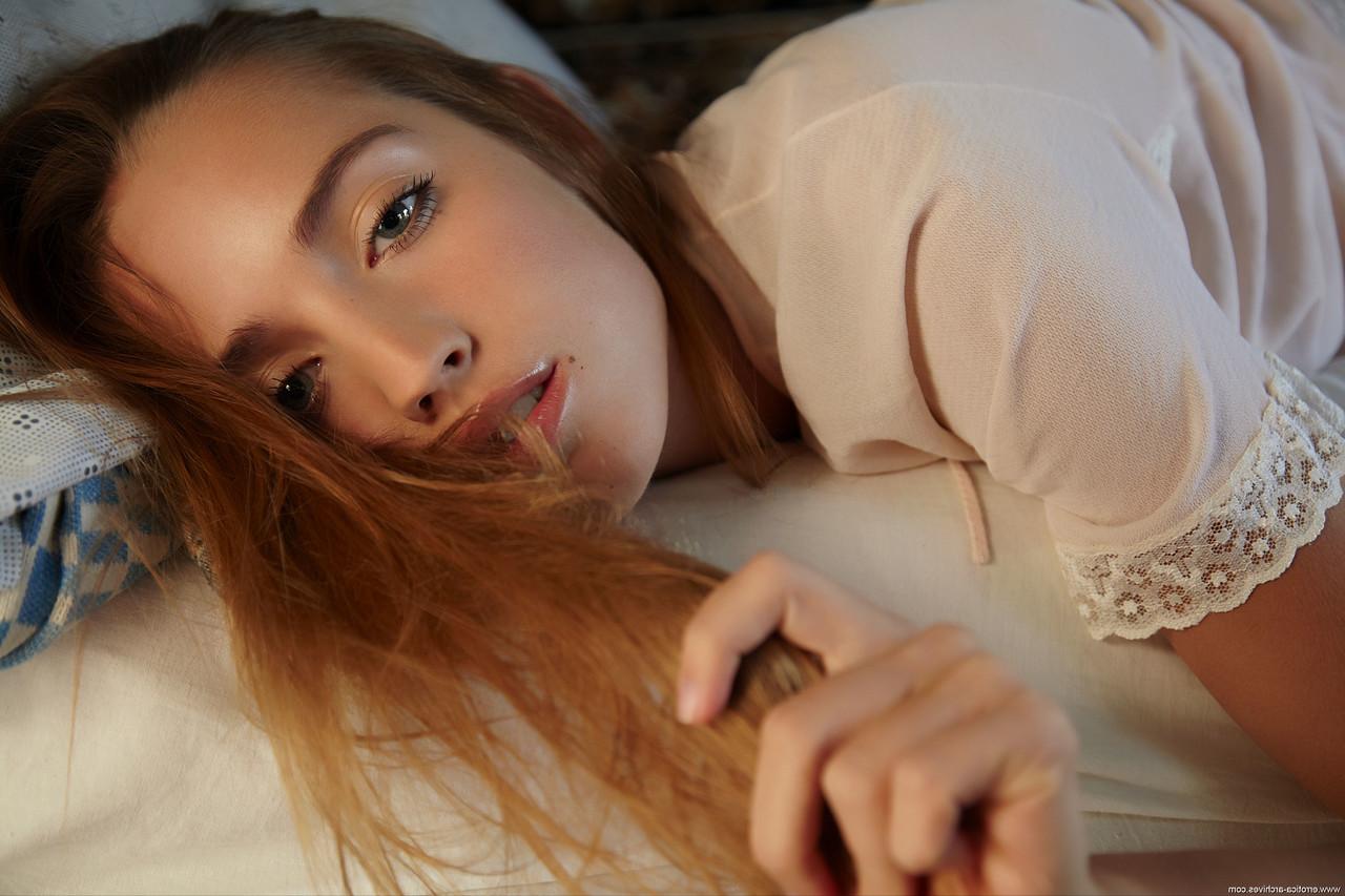20P La séduisante fille Zara montre ses magnifiques seins et sa chatte taillée.