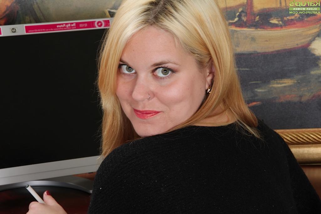 16P Big tits milf with a fat body Lindsay Jackson is posing naked