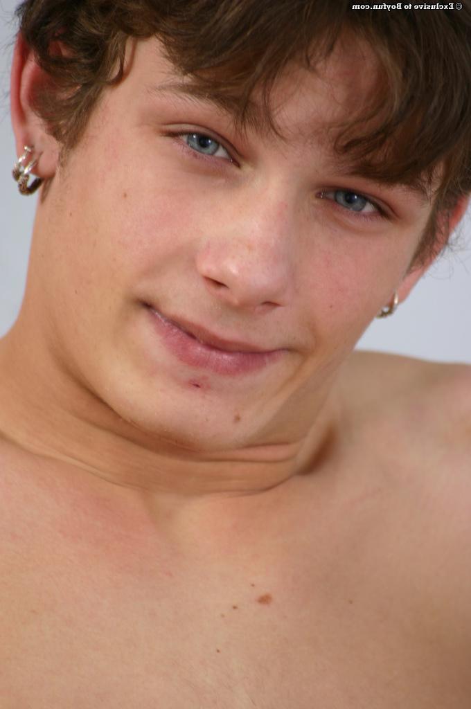 20P Jakub, un garçon gay aux yeux bleus, se déshabille et joue avec sa bite non coupée