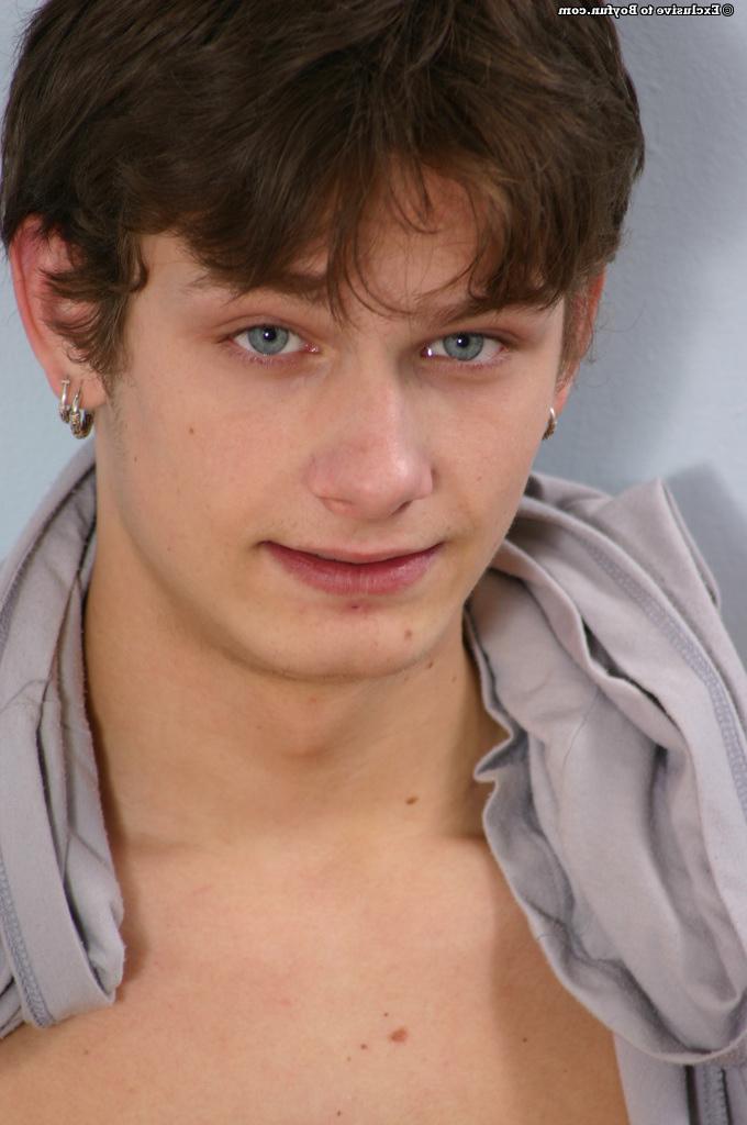20P Jakub, un garçon gay aux yeux bleus, se déshabille et joue avec sa bite non coupée