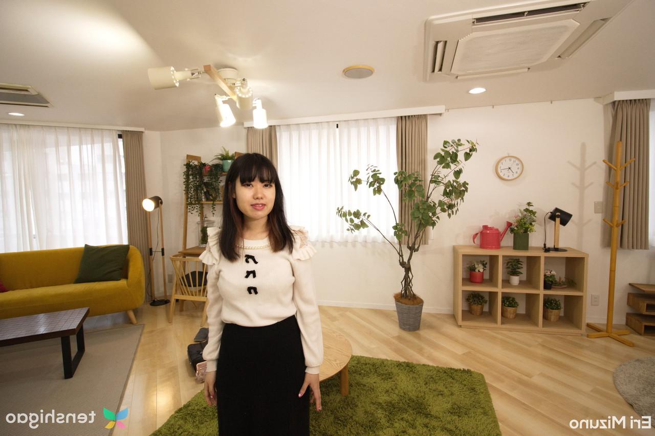 20P La japonesa tetona Eri Mizuno se desnuda y se la follan en su dormitorio