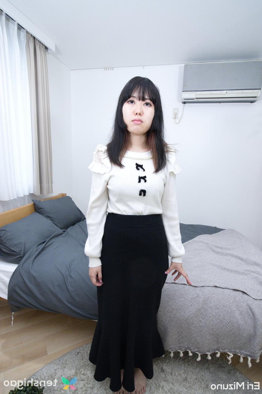 20P La japonesa tetona Eri Mizuno se desnuda y se la follan en su dormitorio