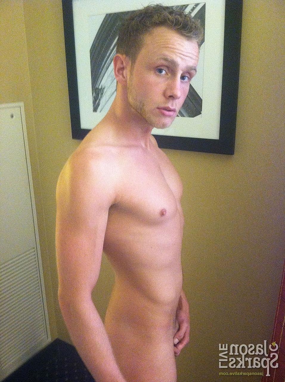 20P Os gays sensuais Brandon Atkins e Corbin Matthews fodem forte depois do sexo oral