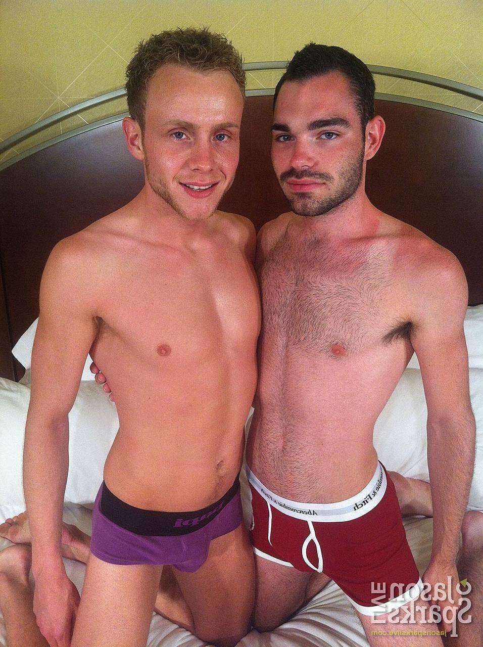20P Os gays sensuais Brandon Atkins e Corbin Matthews fodem forte depois do sexo oral