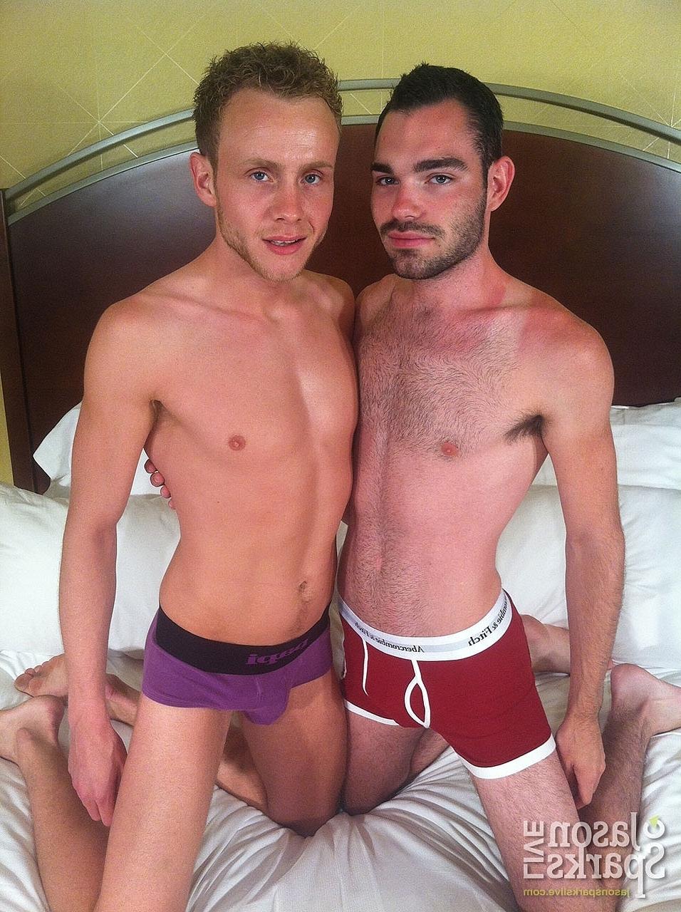 20P Os gays sensuais Brandon Atkins e Corbin Matthews fodem forte depois do sexo oral