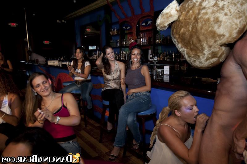 16P A las chicas vestidas les encantan las corridas de strippers sexys mientras hacen mamadas
