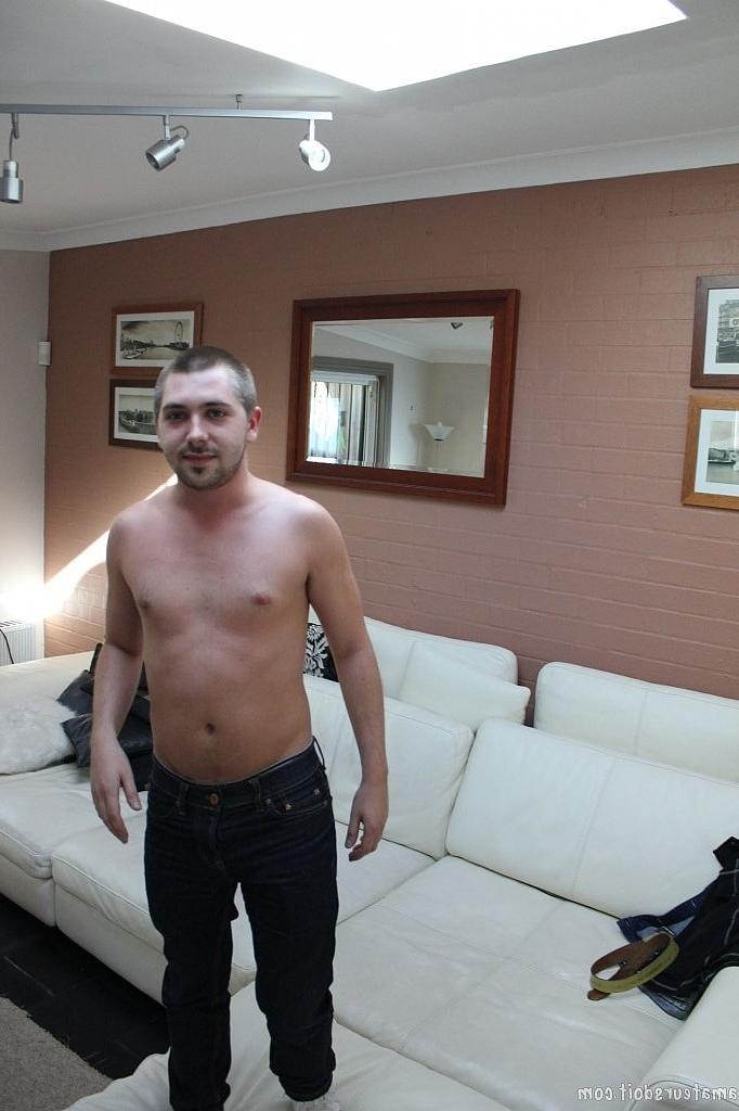 20P Der geile Schwule Zayne Rod zieht sich nackt aus, bevor er seinen langen Schwanz wichst