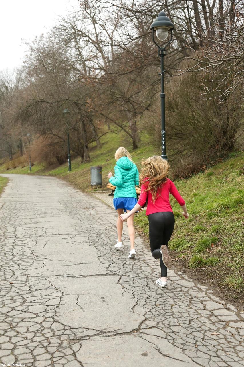 20P Die blonden Amateure Ellen H und Vlada B teilen sich in einem wilden Dreier den Schwanz eines Fremden